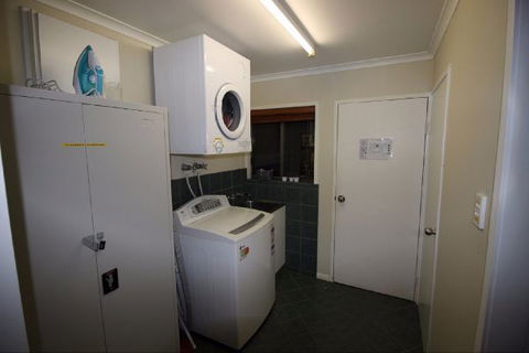 3 Bedroom Holiday House - Accommodation QLD 7